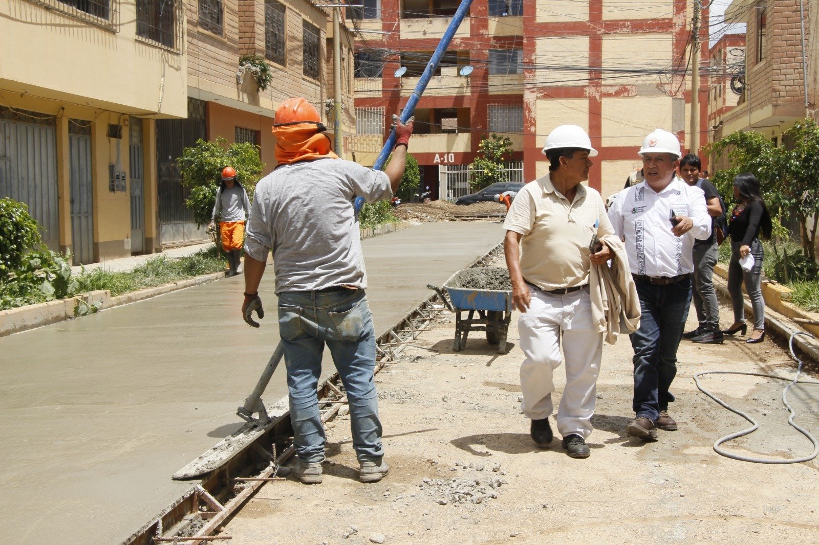 Gobernador inspeccionó carretera a Churubamba y pistas de la urbanización Santa Elena