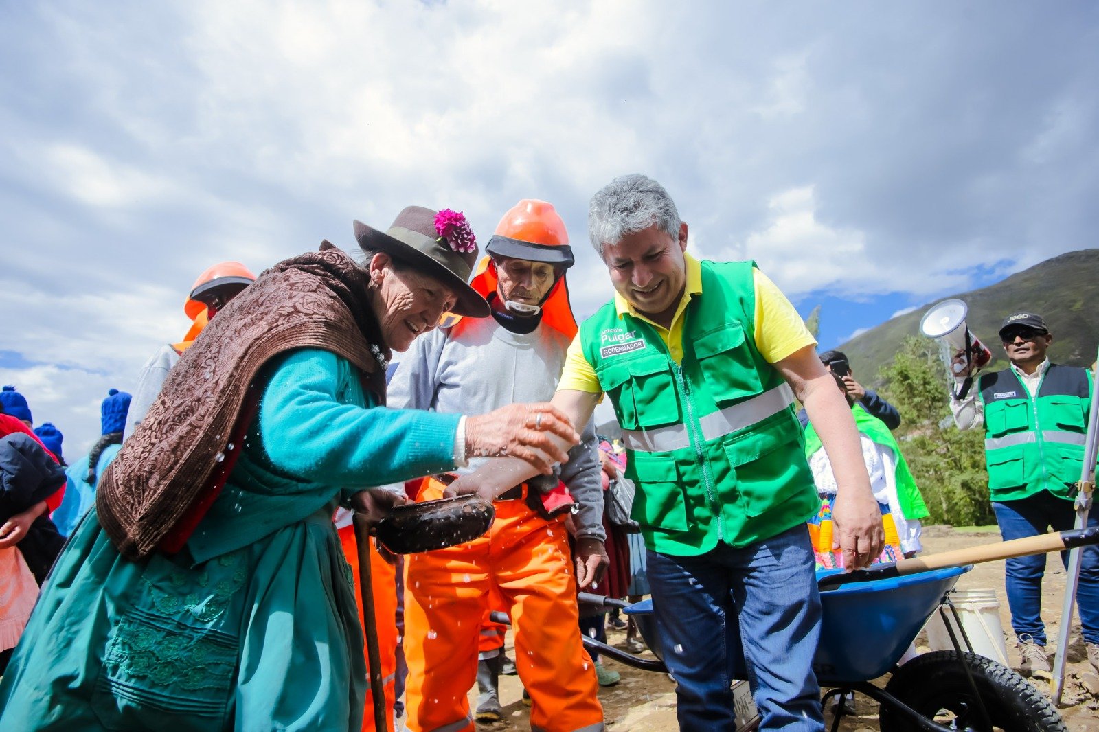 Gobernador regional dio inicio a construcción de polideportivo en el poblado de Quircán