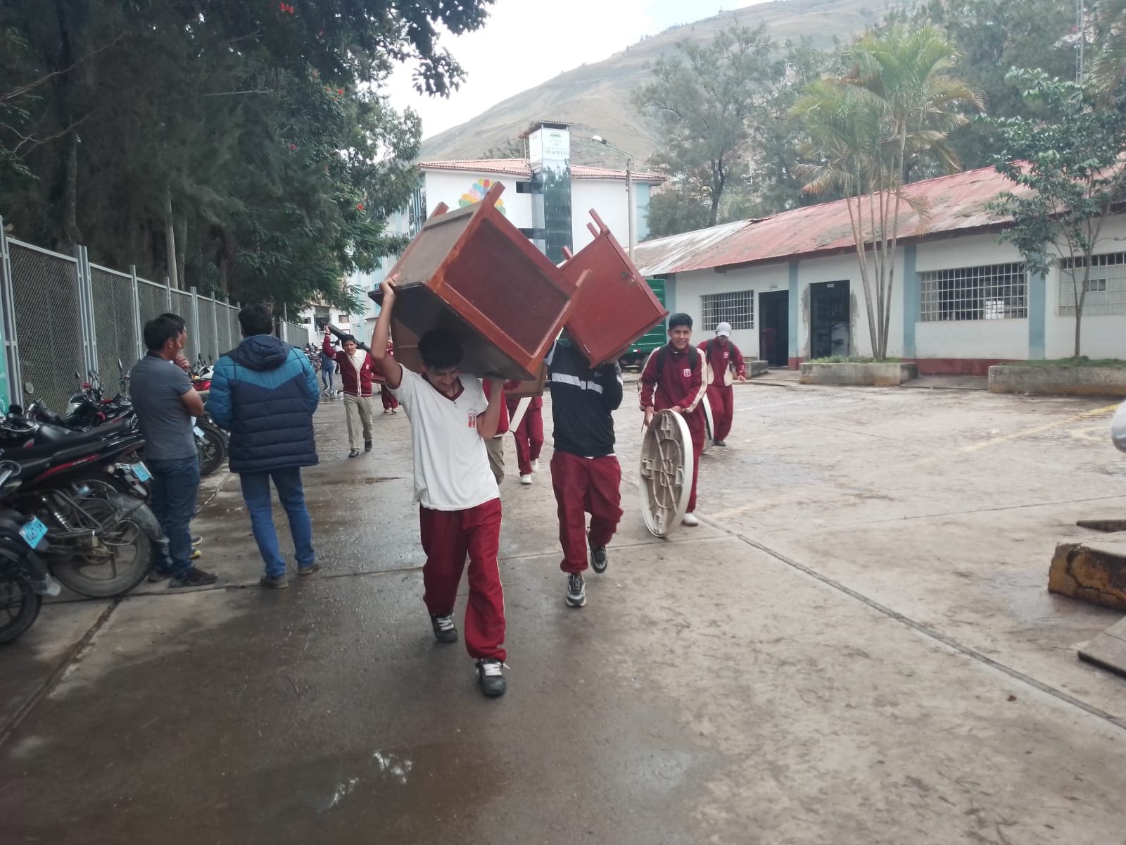 Escolares del ‘Hermilio Valdizán’ reciclan muebles ante falta de carpetas para recibir sus clases