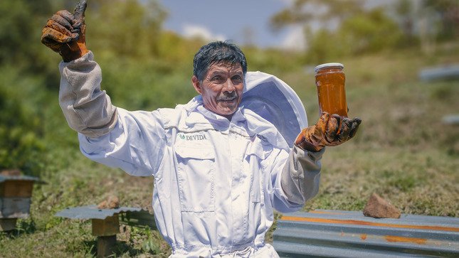 Honorato Peña en su paraíso: es apicultor, cacaotero y piscicultor