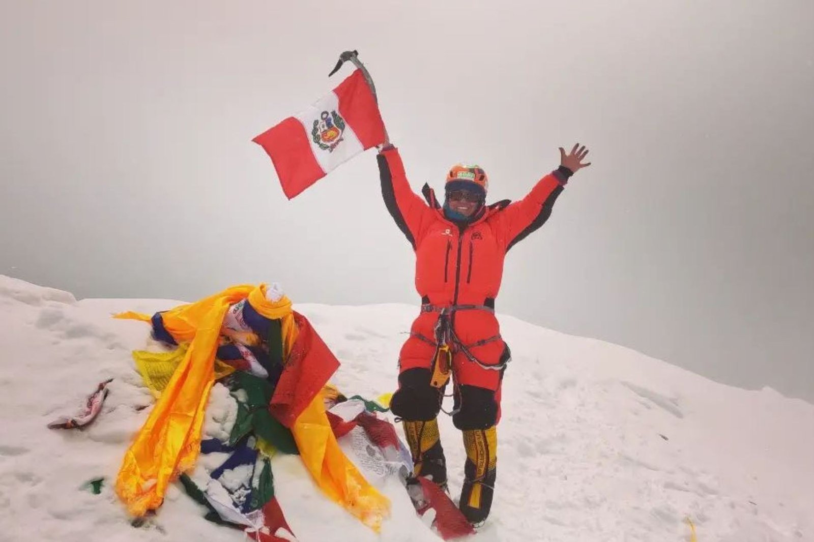Montañista peruana conquista su sétima cumbre en el Himalaya