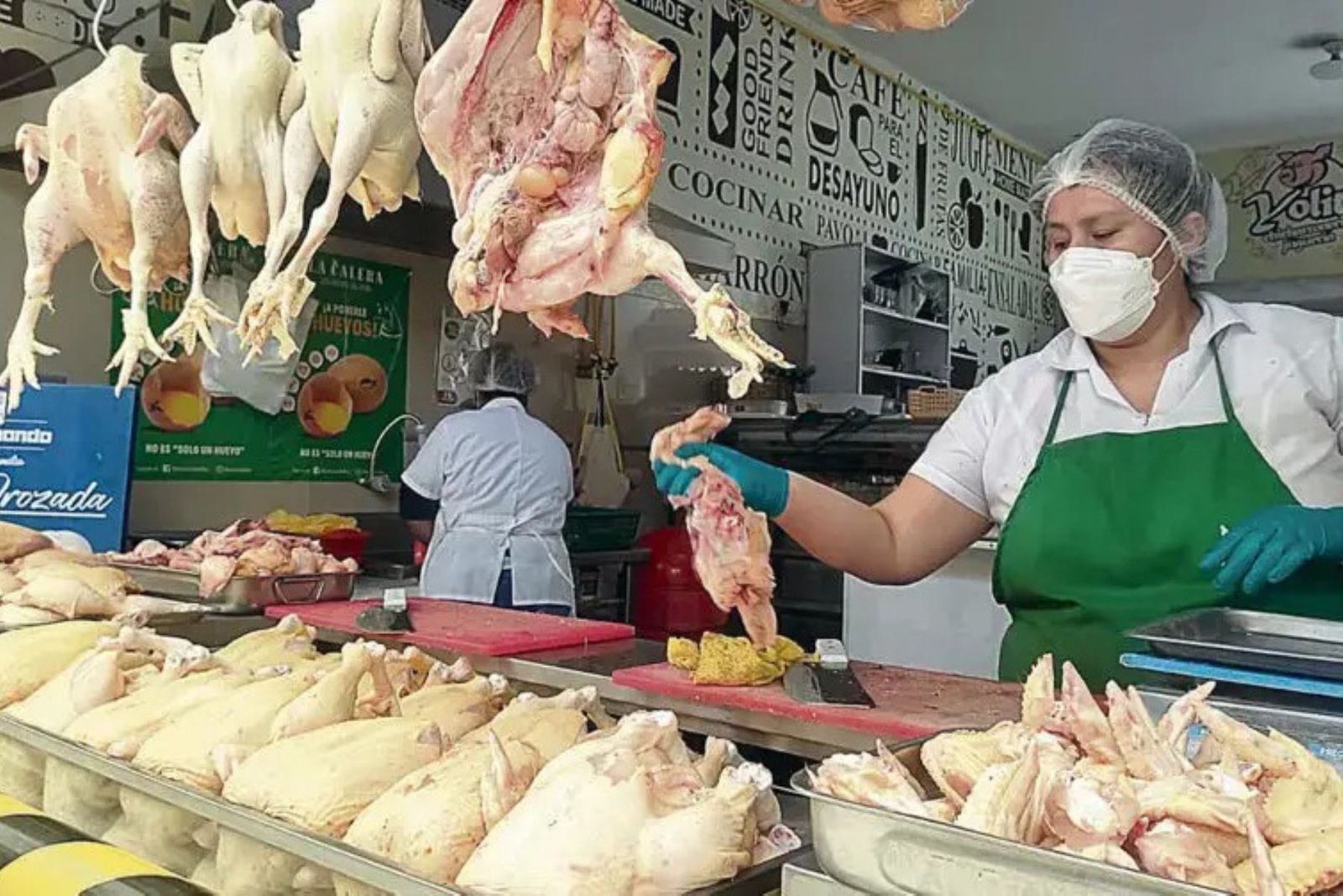 Precio del pollo disminuye al superarse factores negativos