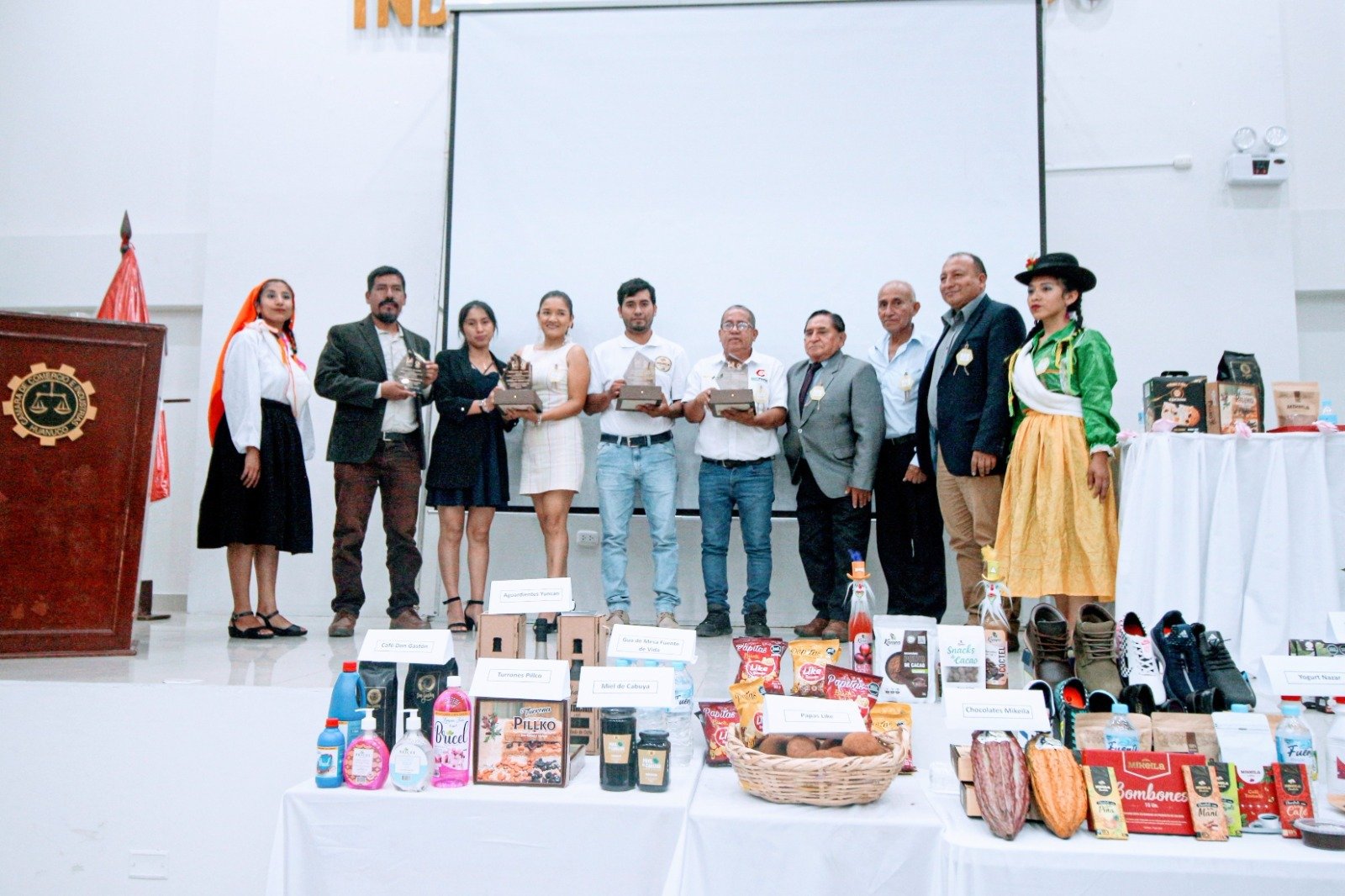 Producción premian a grupo de emprendedores huanuqueños