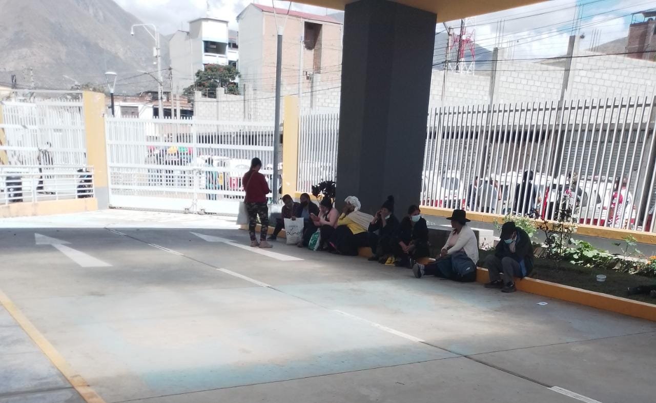 Usuarios del Hospital Hermilio Valdizán reposan en veredas por falta de mobiliarios en salas de espera