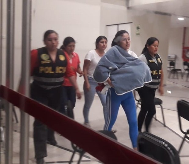 Inés Alvarado con su bebé en brazos fue trasladada al penal de Potracancha para cumplir 36 meses de prisión preventiva