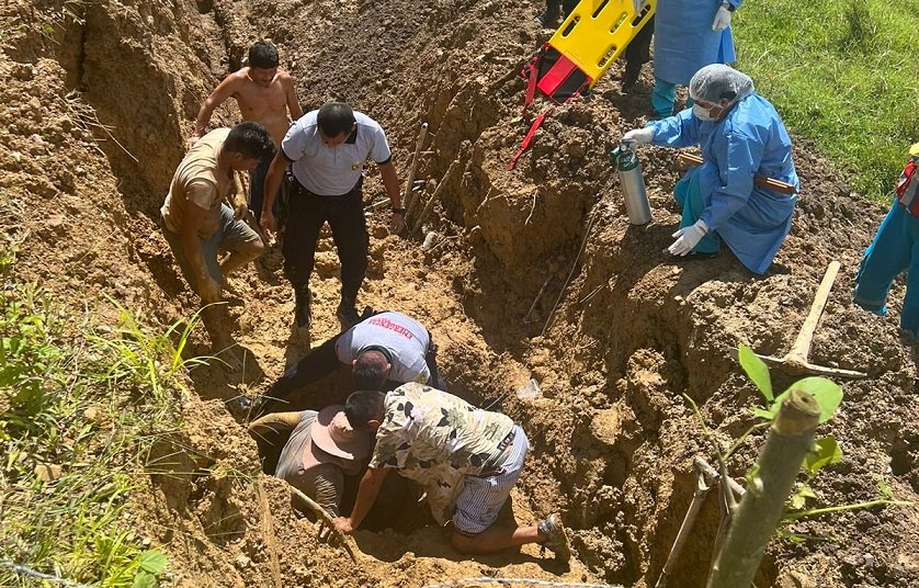 Policías y pobladores rescatan a obrero que estaba atrapado en una zanja con lodo