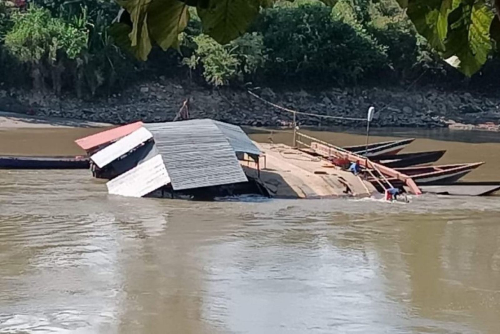 Tráiler con más de 35 toneladas de maíz se hundió en río Huallaga