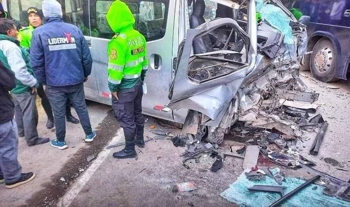 Chofer de combi murió en choque frontal con bus que trasladaba 30 pasajeros