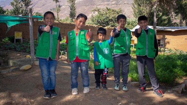 Escolares cultivan verduras en biohuerto para contribuir con el servicio alimentario de Qali Warma