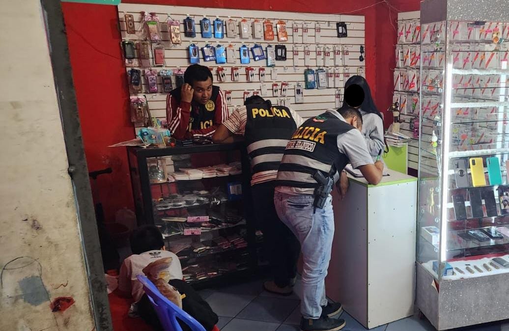 Detienen a tres personas por portar celulares robados