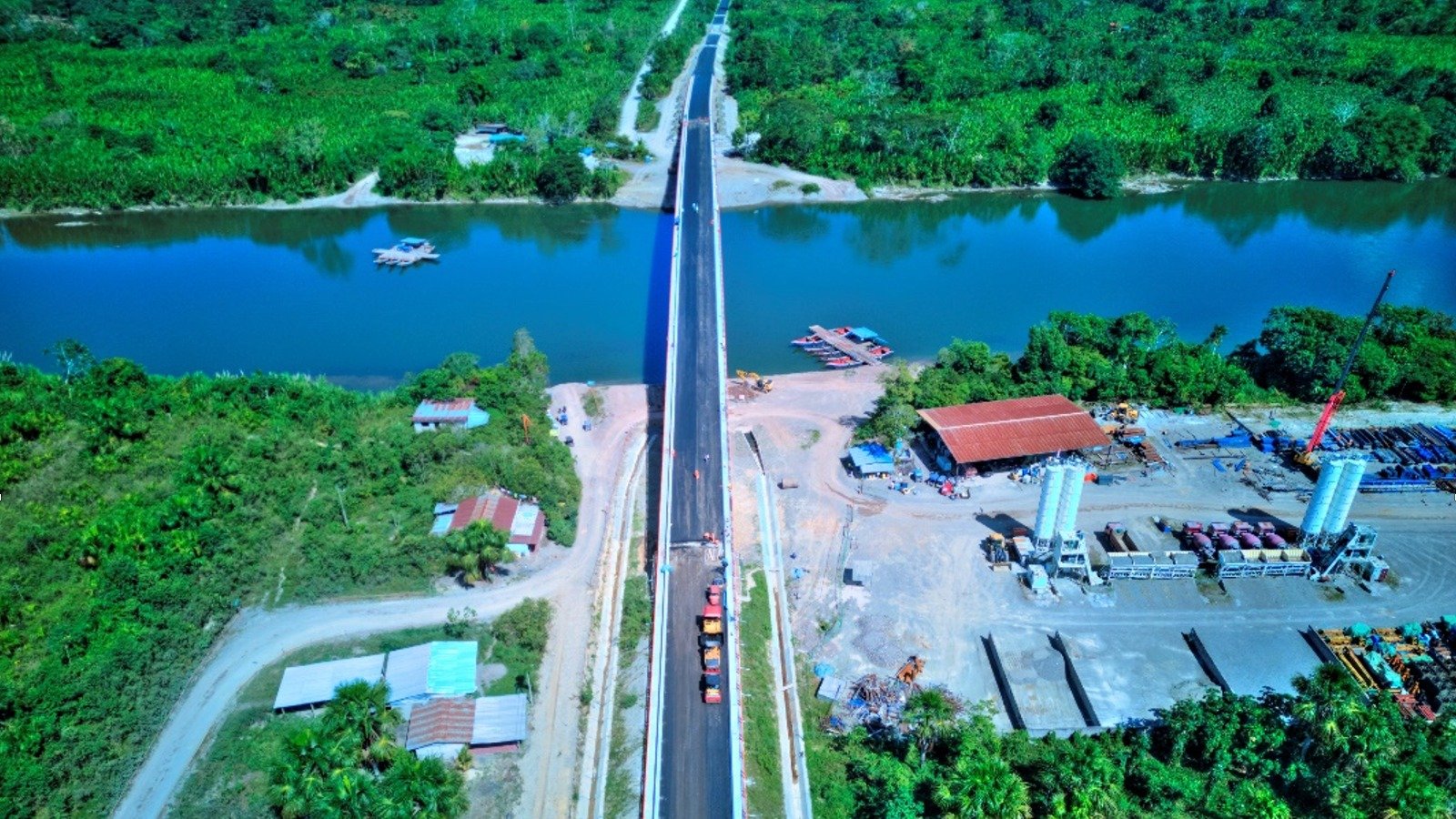 Puente Salvador en Aucayacu, el más largo de Huánuco, está a punto de concluirse