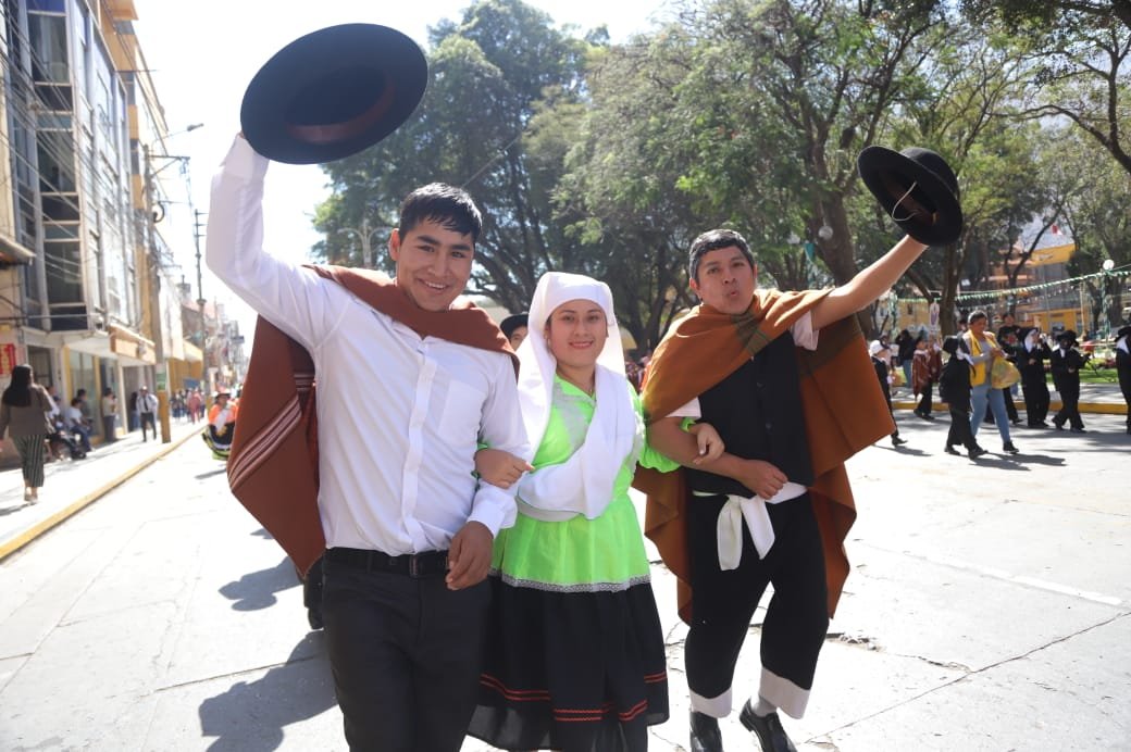 Delegaciones de danzantes ocuparon más de tres kilómetros para celebrar el Día de la Identidad Huanuqueña