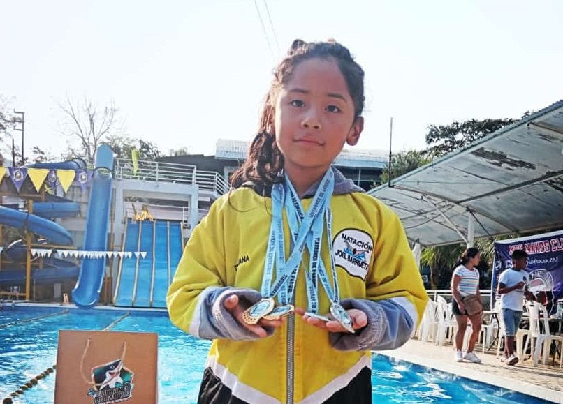 Pequeña campeona en natación, Itzayana ganó cuatro medallas