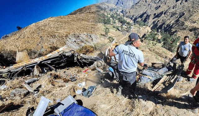 Tragedia en Huancavelica: bus cayó a un abismo y dejó 12 personas muertas