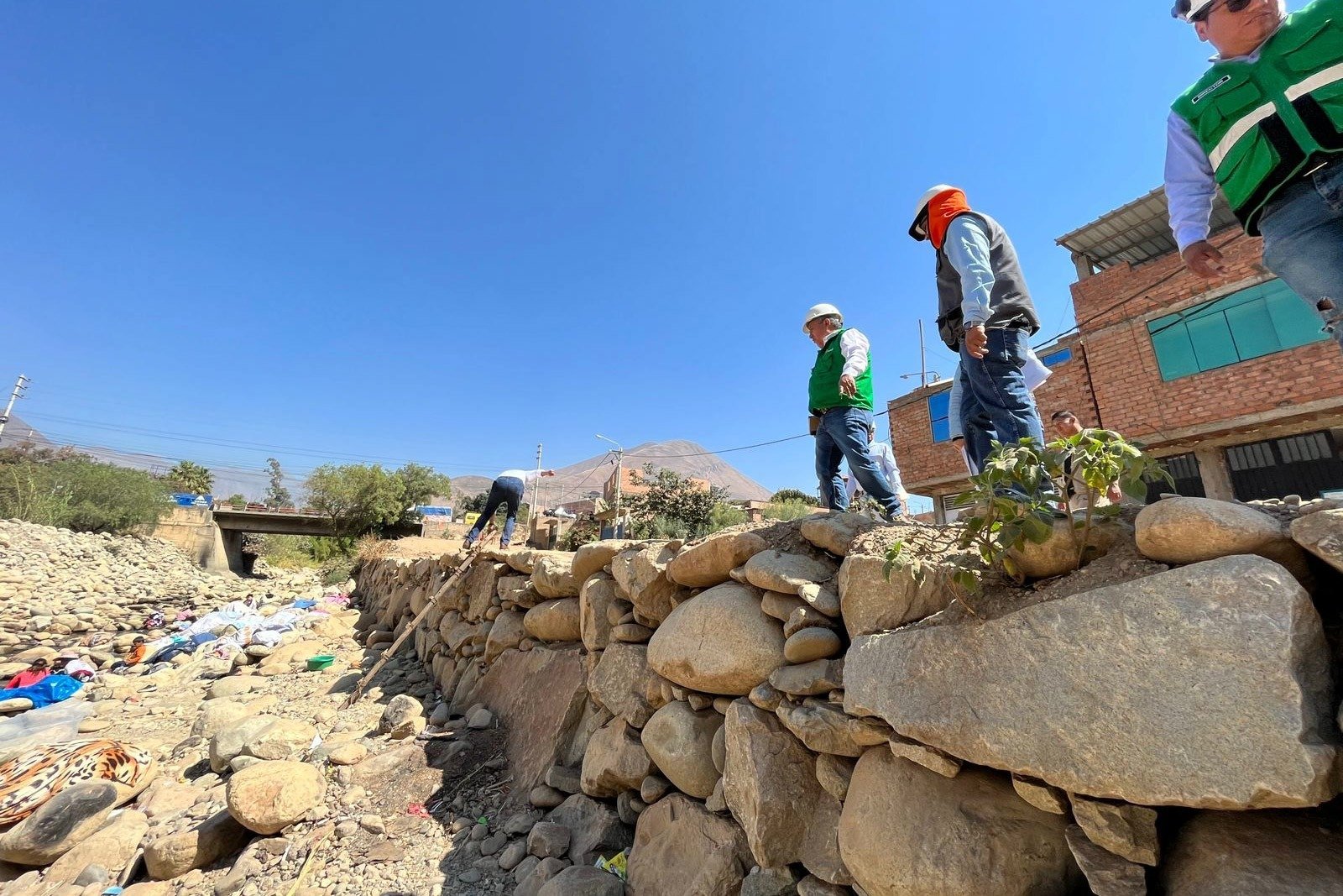 Advierten mala construcción de enrocado en el río Huancachupa