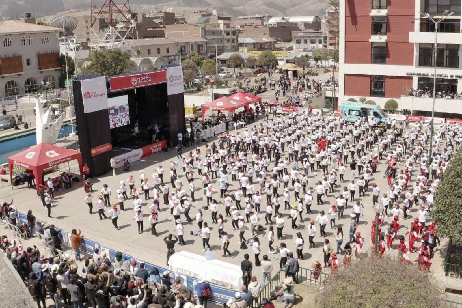 Huancayo bate Récord Guinness con la mayor lección de huaylarsh