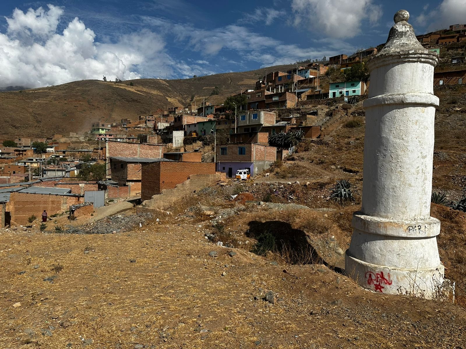 El obelisco Aparicio Pomares está convertido en un basurero