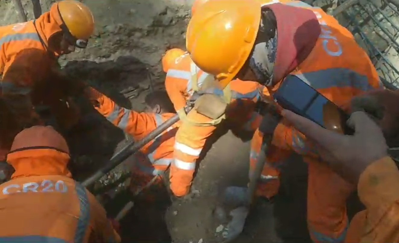 Obreros de CR20 rescataron a colegas sepultados por muro de tierra que construían
