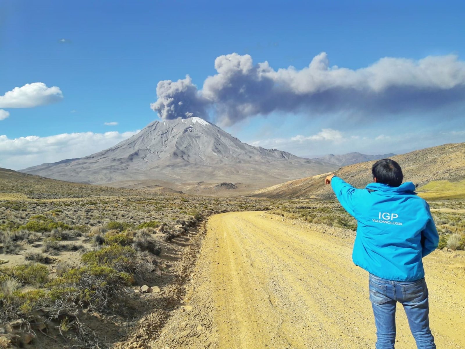 Nueva explosión del volcán Ubinas expulsó cenizas hasta los 3,500 metros sobre la cima
