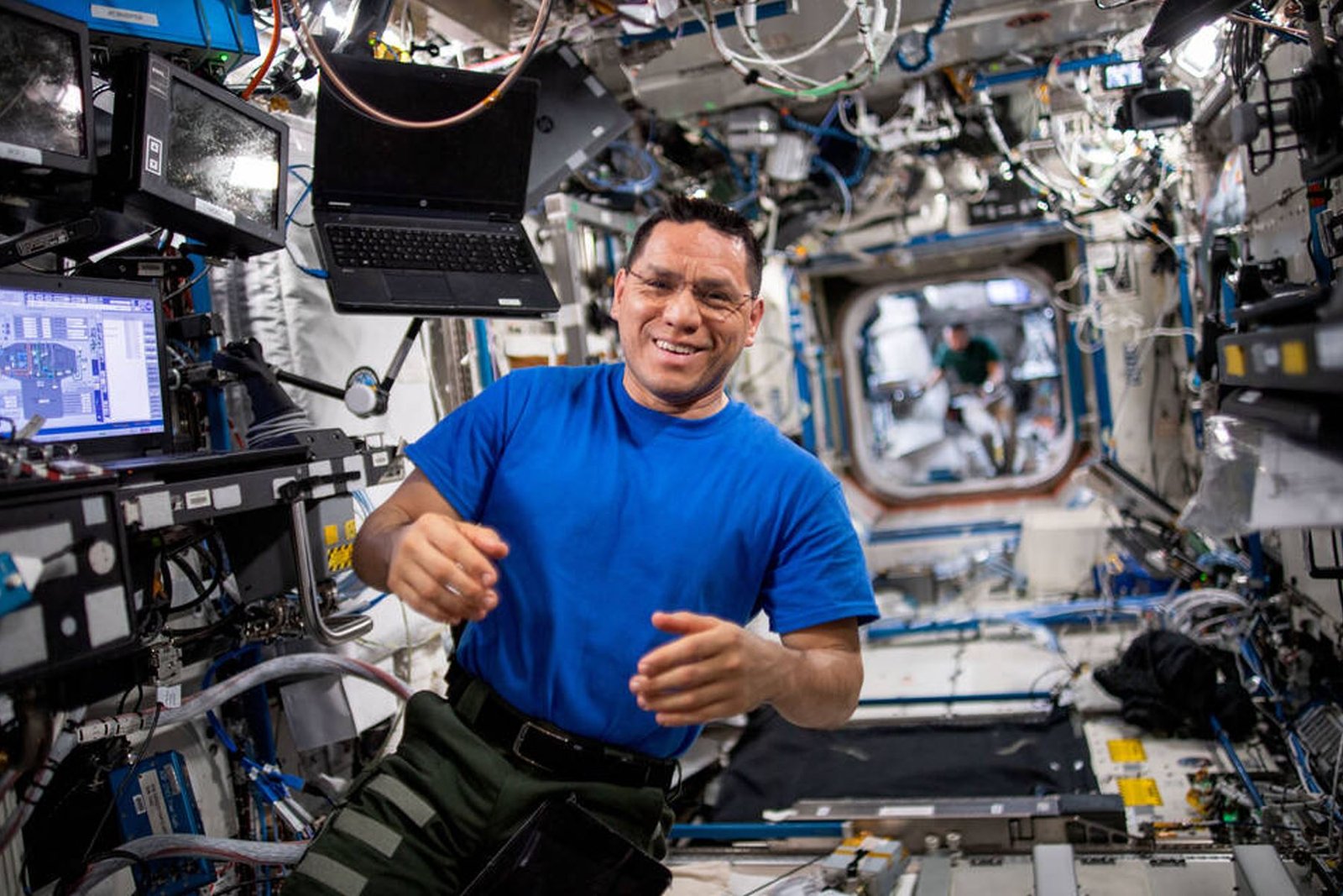 Astronauta Frank Rubio de NASA regresa a la Tierra tras un año en el espacio