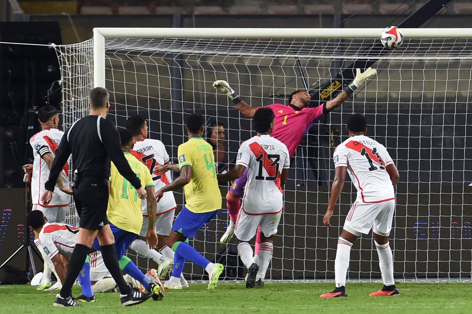 ¡Qué bronca! una desconcentración y a Perú se le va de las manos el empate ante Brasil