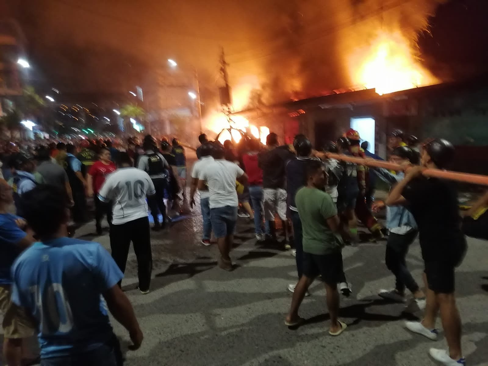 Incendio deja en cenizas cuatro locales comerciales en Tingo María