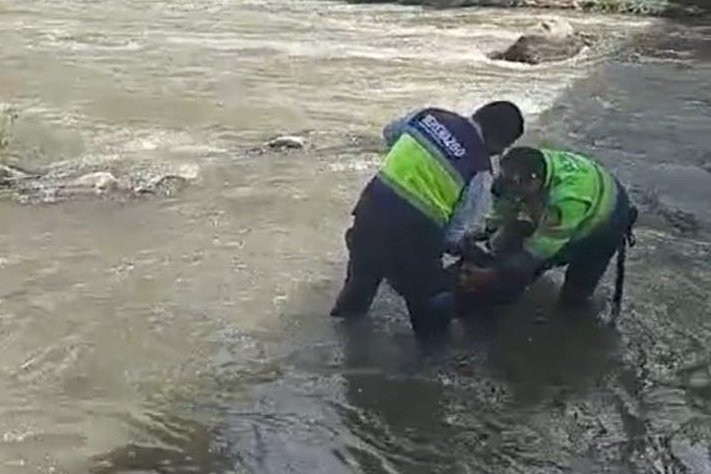 Rescatan a mujer de 38 años que ingresaba al río Huallaga para lanzarse a la corriente