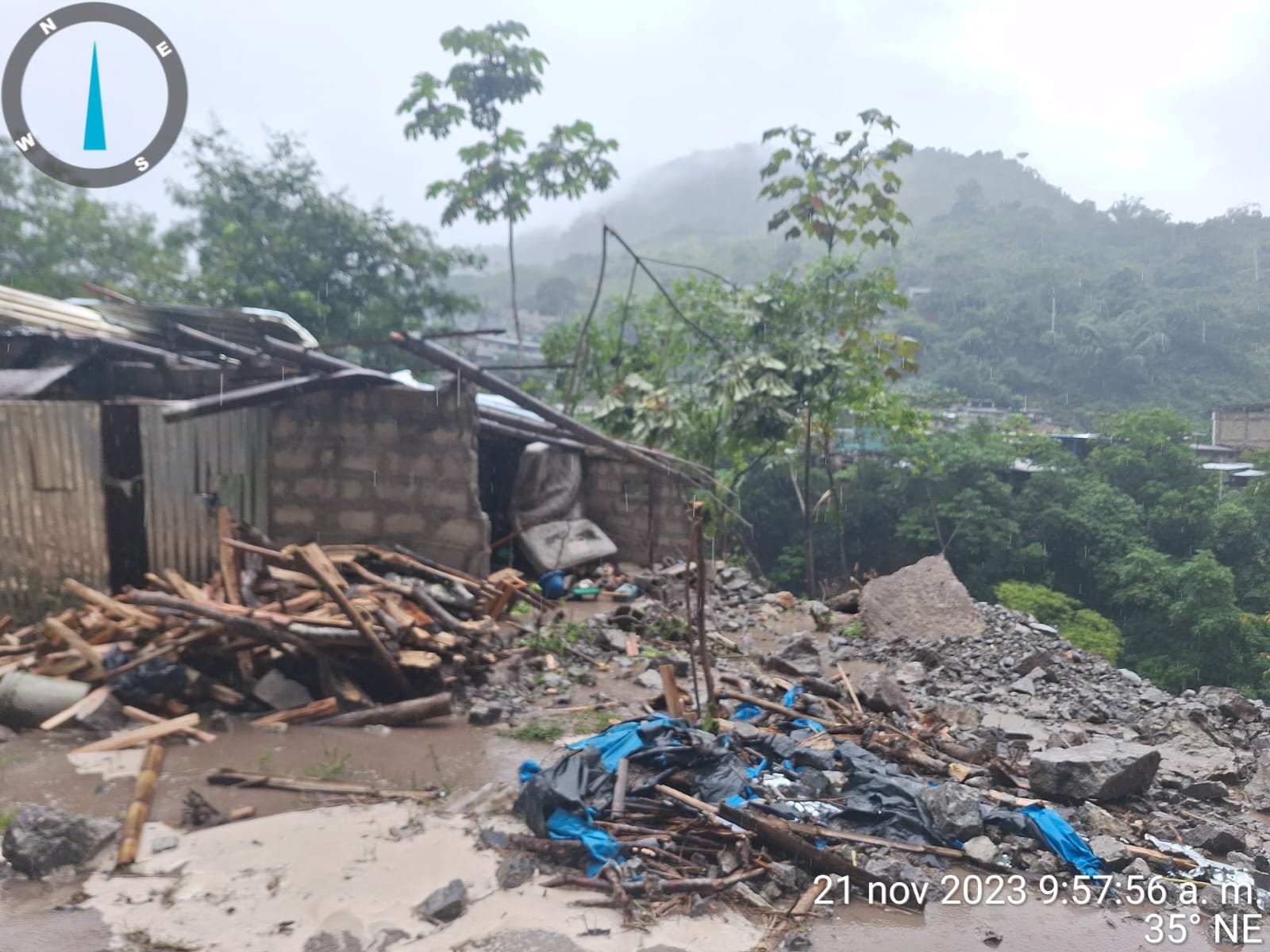 Deslizamiento de cerro destruye una vivienda en Cayumba