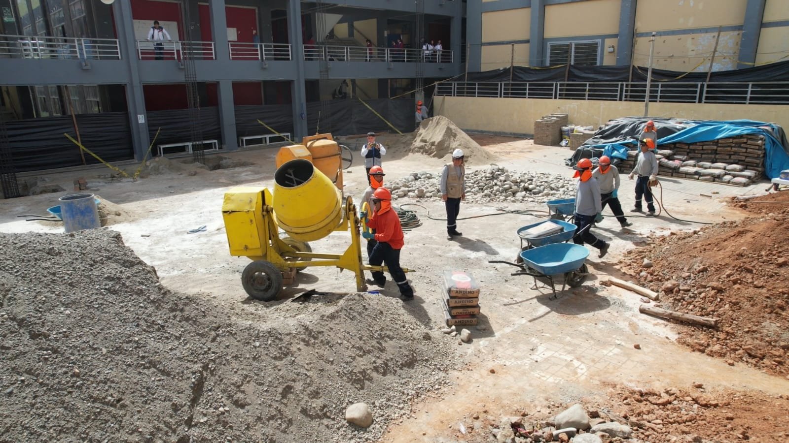 Inician construcción de dos techos de patios para el colegio Las Mercedes