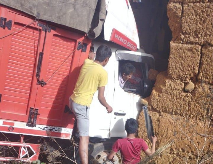 Cinco miembros de una familia salvan de milagro al empotrarse camión a una casa