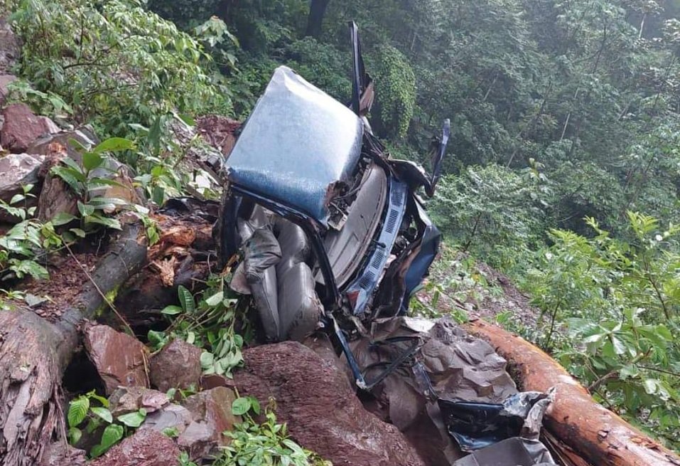 Chofer pierde la vida tras caer a un abismo junto al camión que conducía