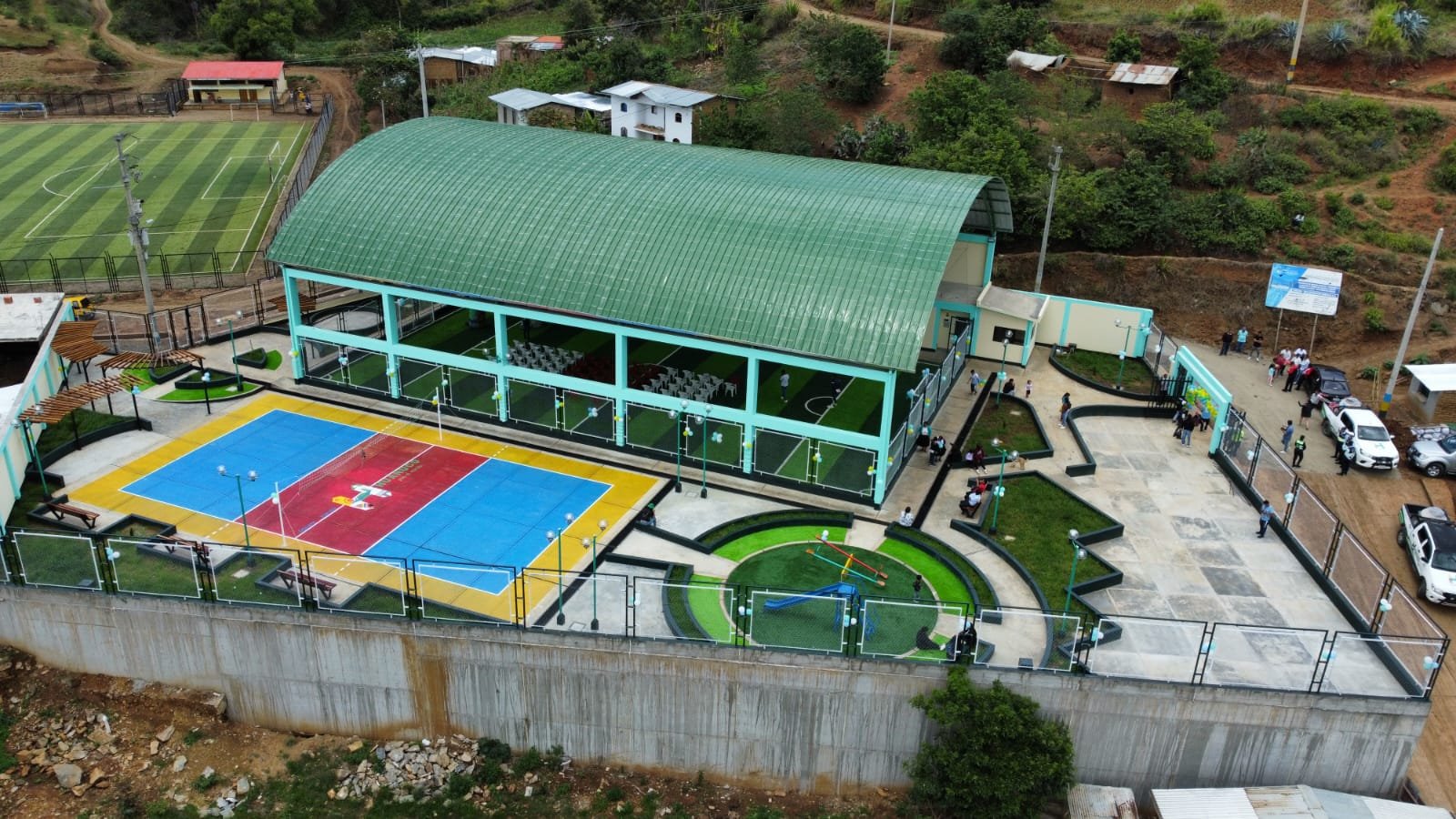 Acomayo ya cuenta con su moderno polideportivo