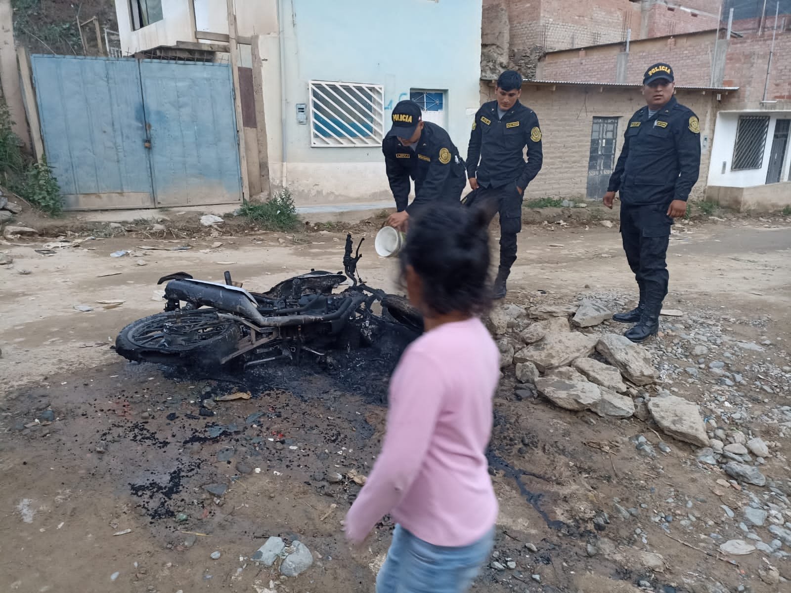 Vecinos toman justicia pro sus manos y queman moto usada por asaltantes