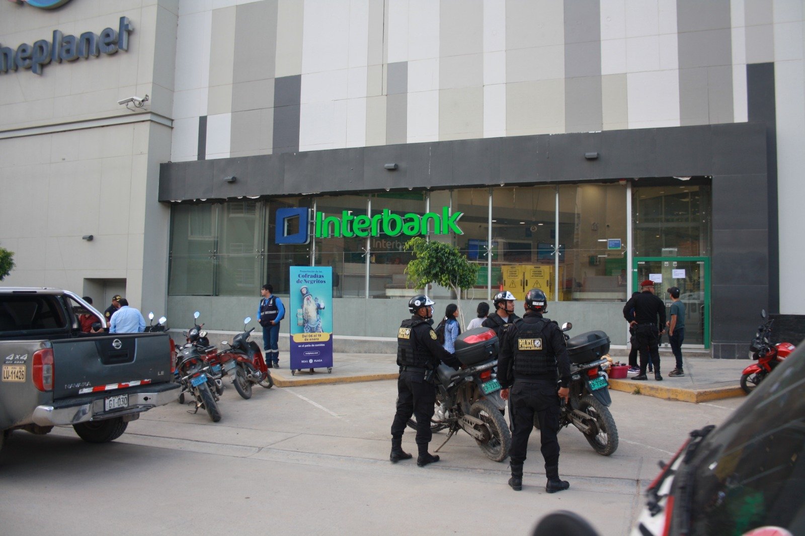 Marcas asaltan 142,700 soles a un suboficial de la Policía en local de Interbank en Real Plaza