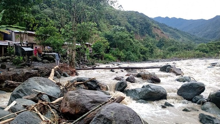 Lluvias causan el colapso de seis puentes y deja incomunicado a varias zonas del distrito de Marías