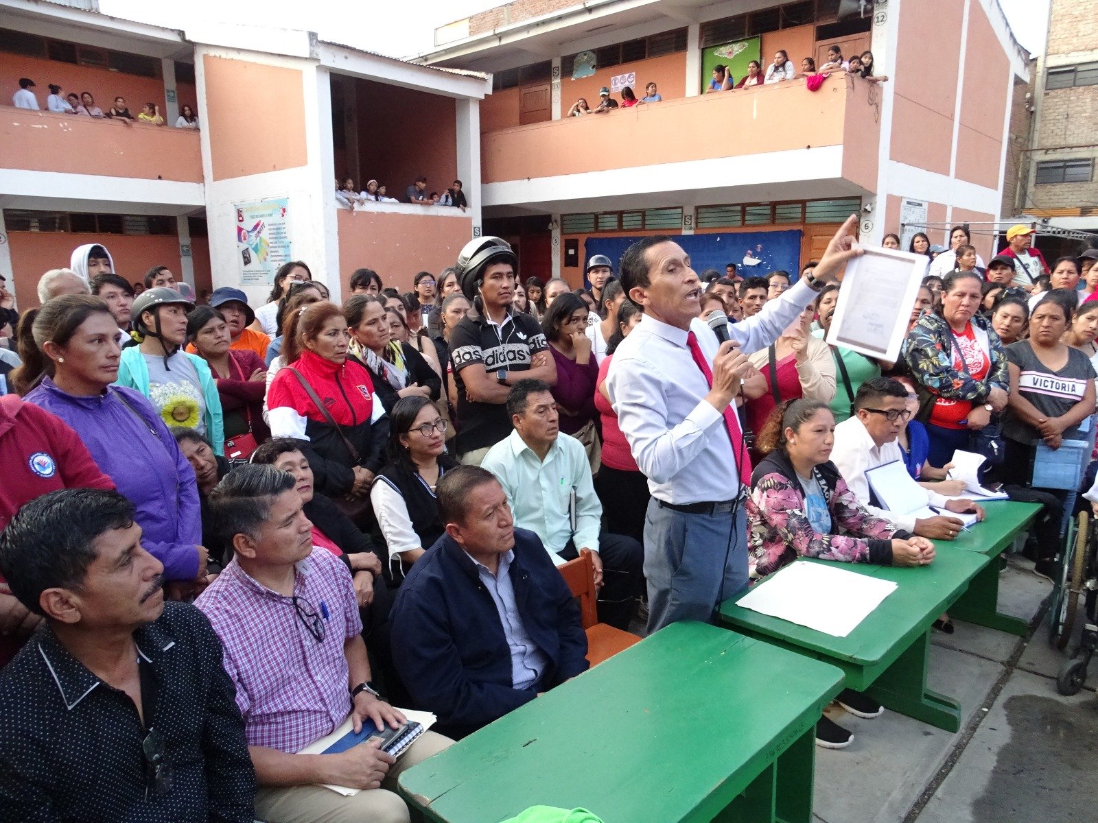 600 escolares de secundaria del Colegio Juan Moreno  no tienen fecha de inicio de clases por falta de aulas