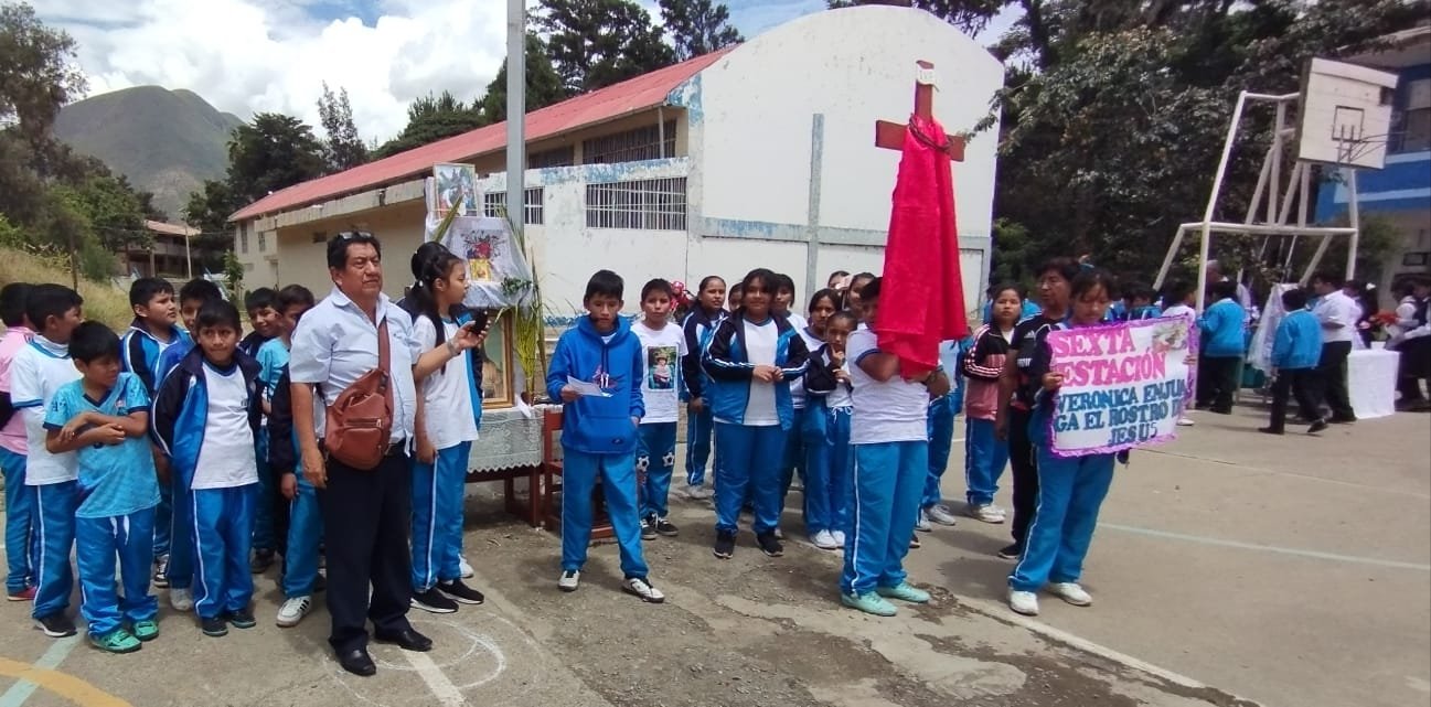 Escolares escenificaron el Vía Crucis en Pitumama y colegio Marcos Duran