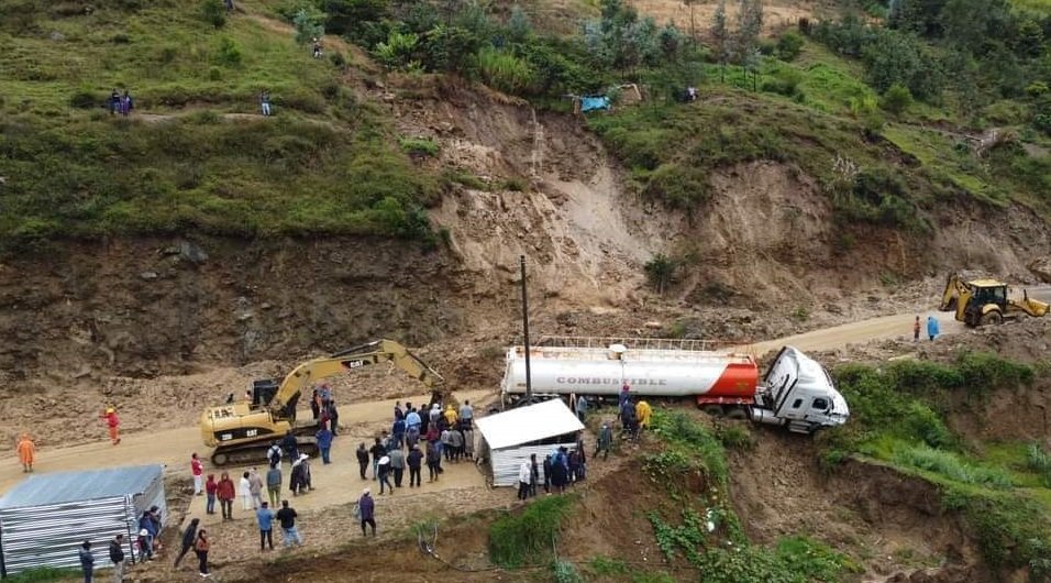 Huaico atrapa a camión cisterna en la vía Huánuco a Tingo María