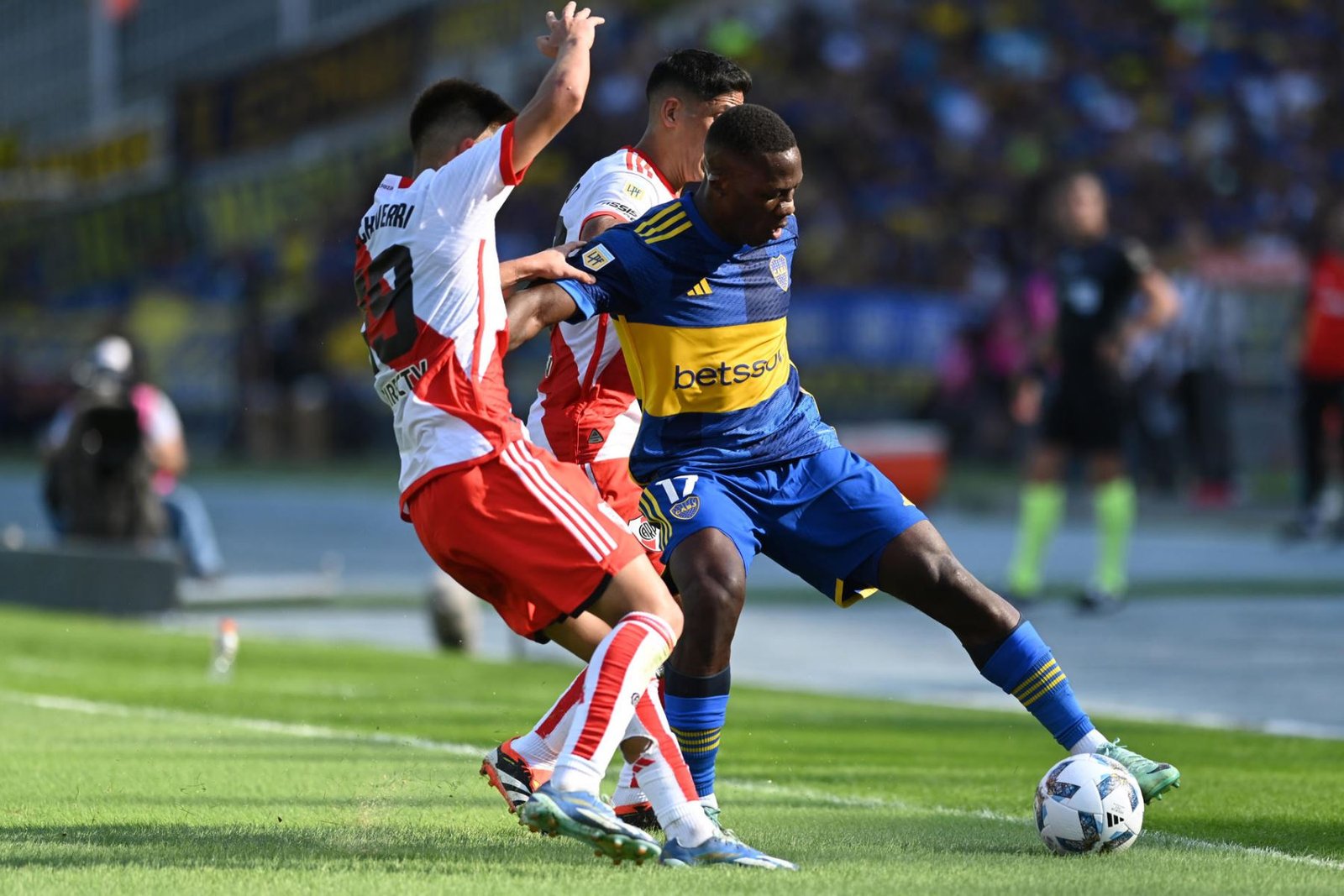 Con buena actuación de Luis Advíncula Boca Junior eliminó a River Plate