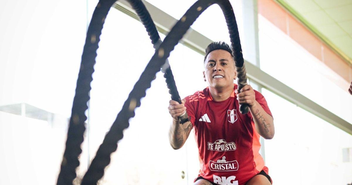 Christian Cueva ya entrena ante la mirada de Jorge Fossatti