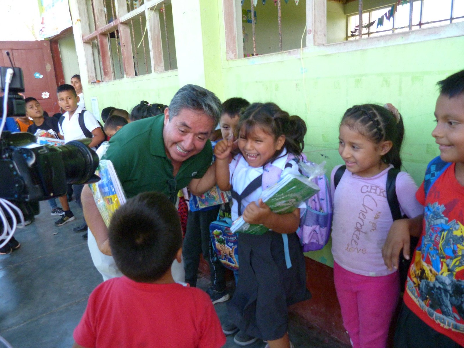 La ONG Elite entregó útiles escolares y uniformes a niños de cinco escuelas en Aucayacu