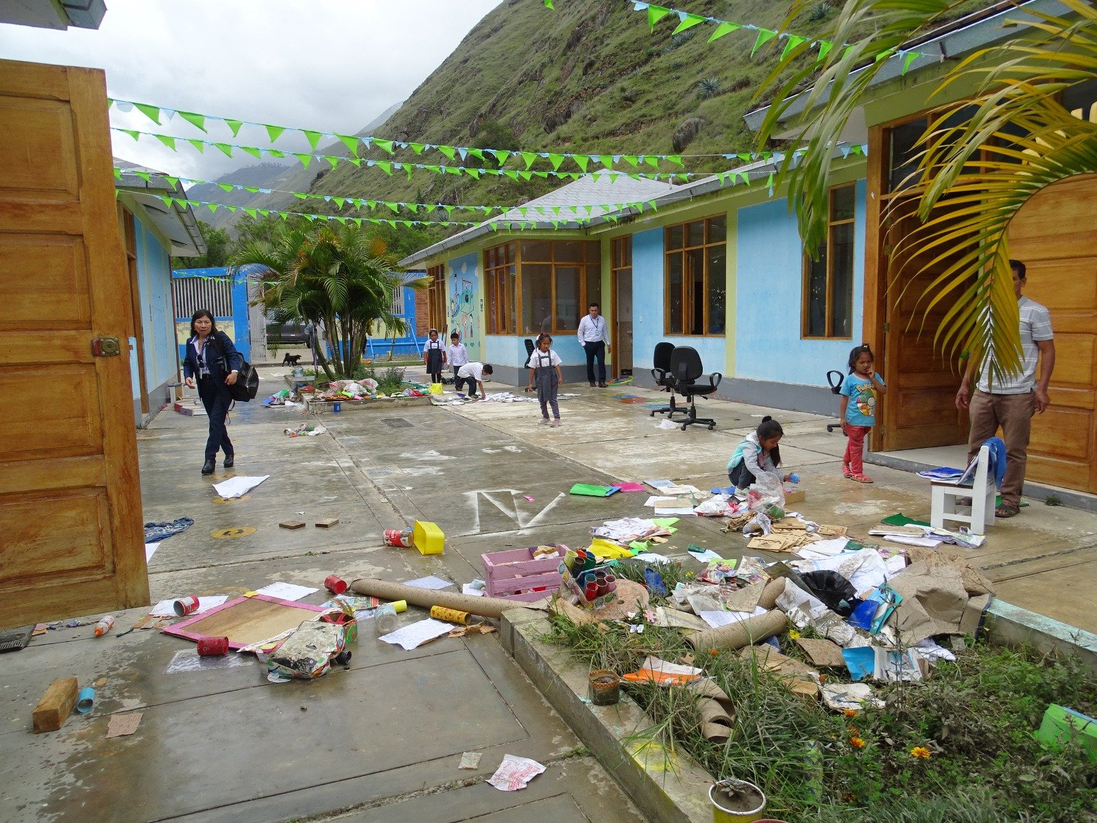 Laptos, alimentos y materiales educativos terminaron en el agua por inundación de jardín de niños en el Valle
