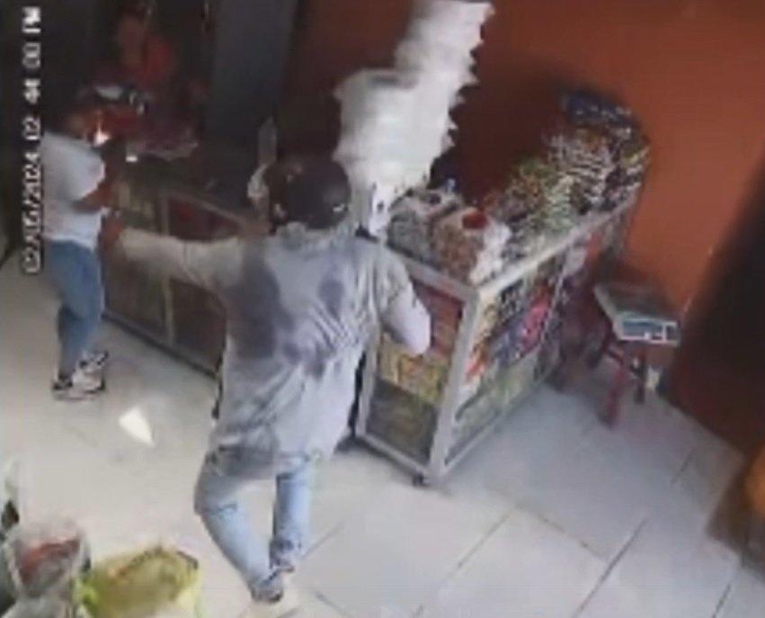 Delincuentes en moto y armados asaltan a trabajadora de una distribuidora de productos
