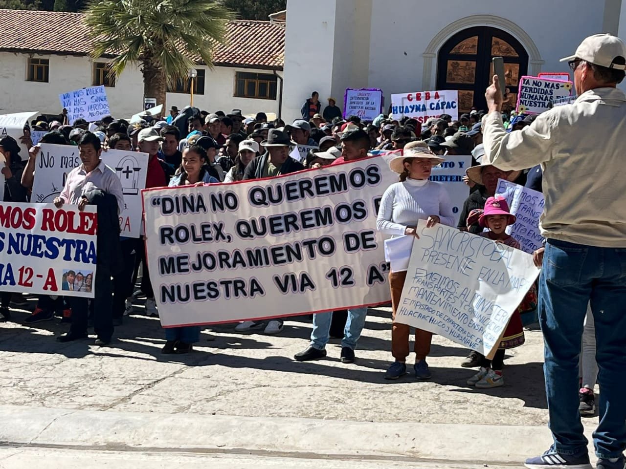 Pobladores de Huacrachuco protestan exigiendo al Gobierno mantenimiento de corredor vial