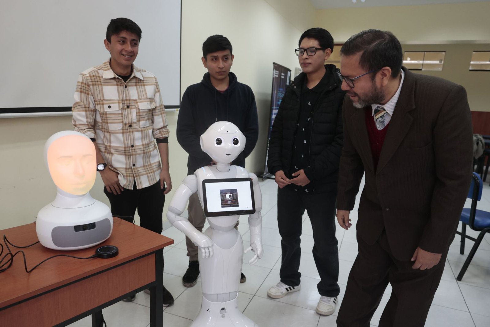 Descubre los Nuevos Robots Humanoides del Laboratorio de IA de la UNI