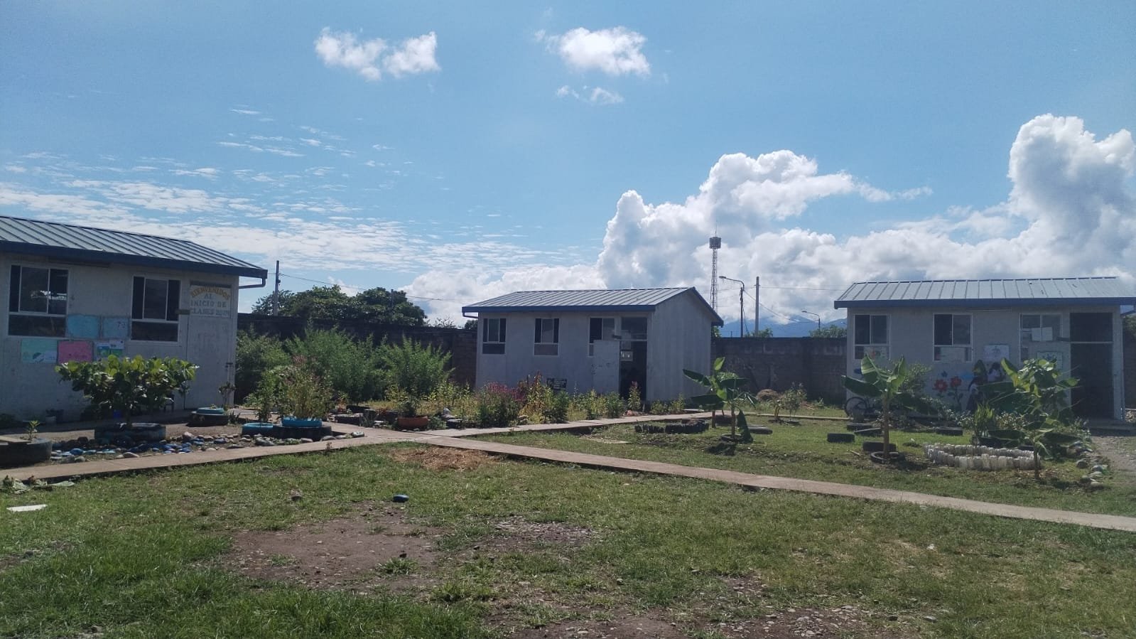 Colegio en Aucayacu que atiende en aulas prefabricadas hace diez años requiere nueva infraestructura
