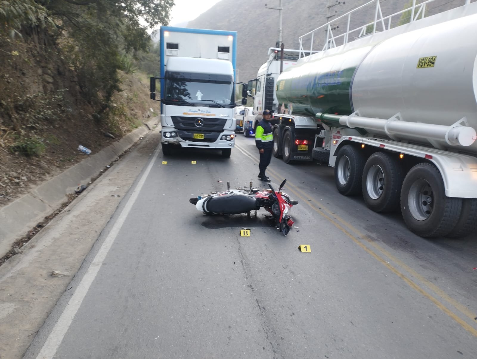 Padre de familia perdió la vida al chocar su moto contra un camión en la carretera Central