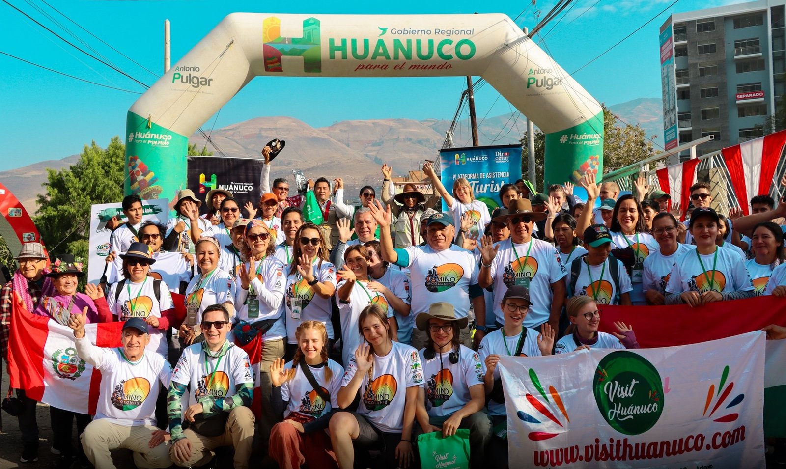 Más de 60 personas, en su mayoría turistas extranjeros, participan la Caminata Internacional de los Andes