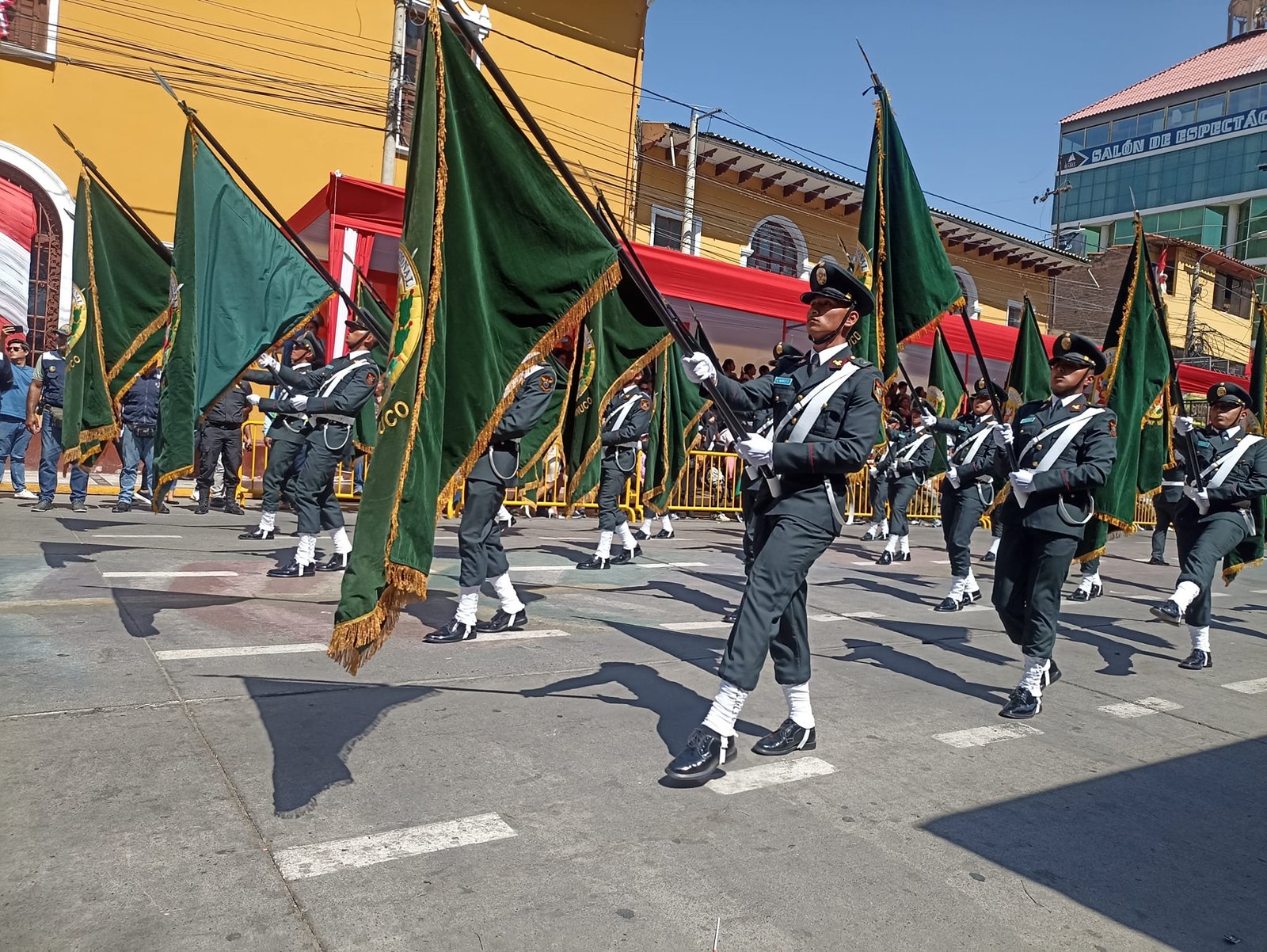 Desfile cívico militar e institucional por aniversario de la Independencia del Perú, en Huánuco