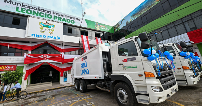 Ministro del Ambiente entregó cinco vehículos para reciclaje y limpieza en Tingo María